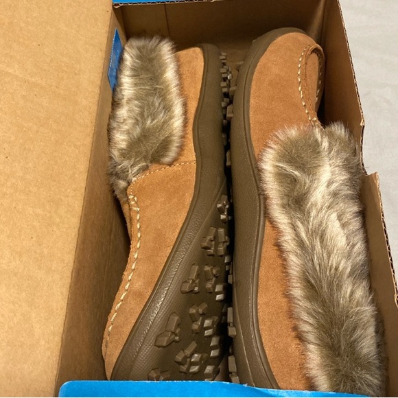 COPY - Brand New in Box Columbia Beige Suede Slippers - Picture 2 of 2